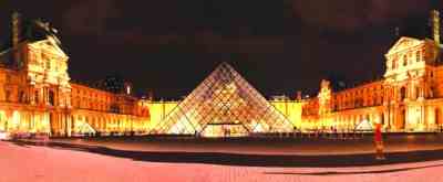 由贝聿铭设计的卢浮宫玻璃金字塔入口于1989年投入使用。